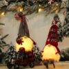 Figurka Świąteczny Skrzat Pani Mikołajowa LED Prezent 30 cm Krasnal-59